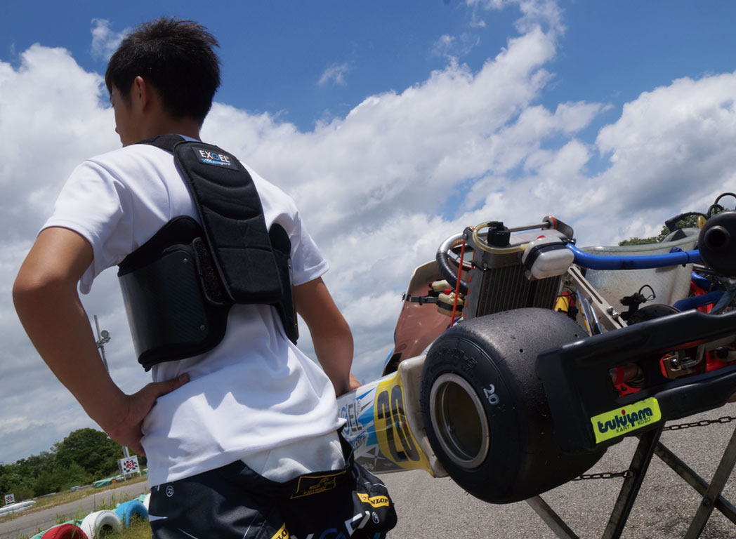背面には背中を守る大型パッドを搭載