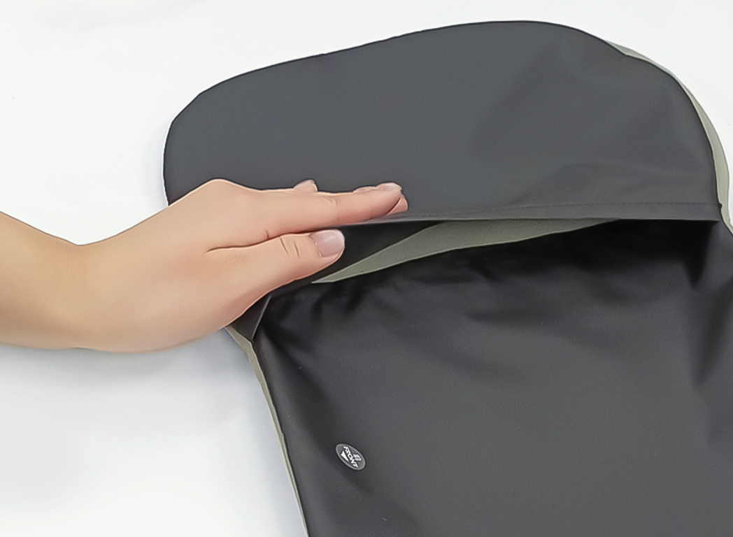 デザインを損なわないファスナーレス設計