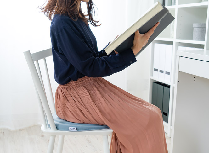 骨盤を立てる感覚を確保しながら安定した着座を実現